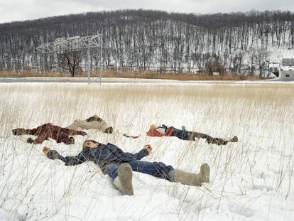 'Snow Angels' (2000), fotografía incluida en el fotolibro 'Girl Pictures', de Justine Kurland.