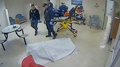 Una sábana cubre el cuerpo de Irvo Otieno, un hombre negro de 28 años, después de que el personal médico intentara reanimarlo sin éxito tras un altercado con agentes del sheriff de Virginia en un hospital psiquiátrico estatal.