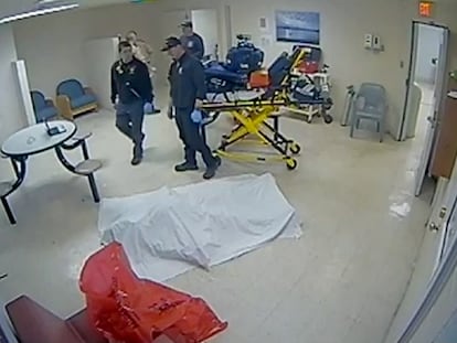 Una sábana cubre el cuerpo de Irvo Otieno, un hombre negro de 28 años, después de que el personal médico intentara reanimarlo sin éxito tras un altercado con agentes del sheriff de Virginia en un hospital psiquiátrico estatal.