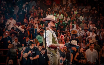 Christian Nodal en el escenario de la Feria del Caballo, en Texcoco, en abril de 2025.