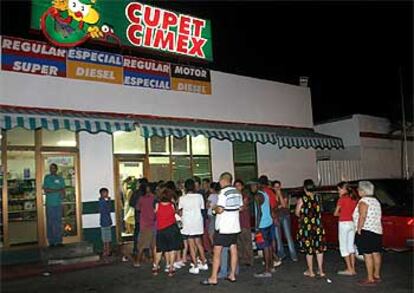 Primeras colas a la entrada de una estación de servicio de la cadena estatal <i>Cupet-Cimex</i> en La Habana.