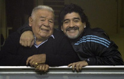 Diego Maradona y su padre 'Don Diego', en 2012.