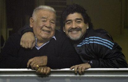 Diego Maradona y su padre 'Don Diego', en 2012.