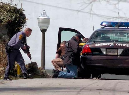 El Sheriff y unos policías se reparan fuera del campus de la Universidad Técnica de Virginia, en Blacksburg, donde una persona ha matadao al menos a 20 personas.