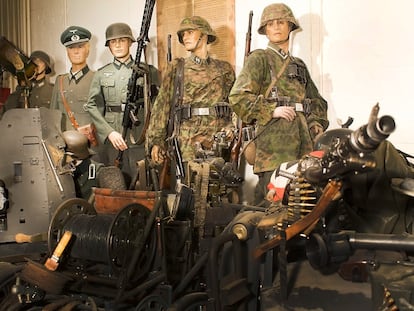 Maniquíes con uniformes de tropas alemanas de guerra relámpago de 1940, algunos de los cuales fueron robados del  Oorlogsmuseum (Museo de la Guerra) de Ossendrecht, Holanda.
