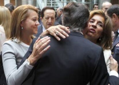 El presidente madrileño, Ignacio González, es felicitado por María Dolores de Cospedal (izquierda), y Ana Botella, tras tomar posesión de su cargo.