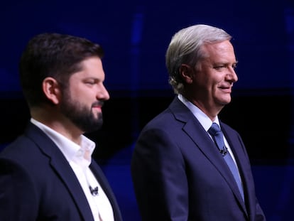 Los candidatos Gabriel Boric y José Antonio Kast el 19 de diciembre en el último debate presidencial.