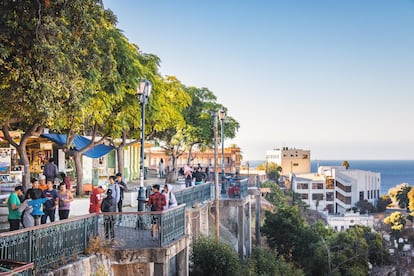 Vistas de Valparaíso desde el mirador del Paseo 21 de Mayo, en el cerro Artillería de la ciudad chilena.