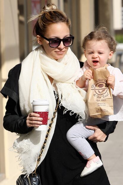 A Nicole Richie le ha salido un buen ayudante. Su hijo Sparrow James le lleva el desayuno mientras que ella carga con el café.