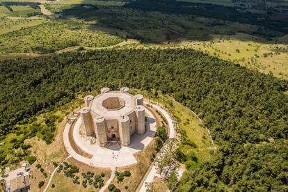 Aunque en esta perspectiva no se aprecia claramente, la pequeña fortaleza de Castel del Monte se alza sobre una colina que destaca en el paisaje de Ampulia, al sureste de Italia. Se construyó allí entre 1240 y 1250. Pero a vista de dron se descubre una de sus claves arquitectónicas: una planta octogonal, con una torre en cada esquina, que algunos vinculan con la forma de la corona del emperador Federico II, quién utilizó esta fortificación y posiblemente participó en su diseño.