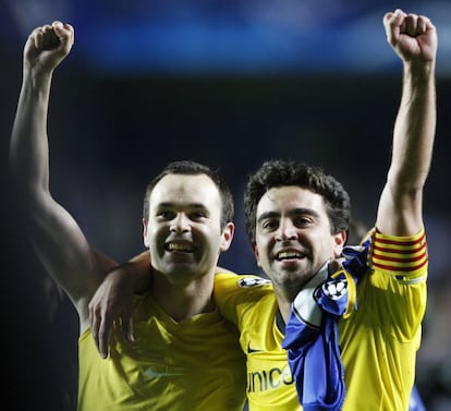 Xavi e Iniesta se abrazan tras eliminar al Chelsea en semifinales de la Liga de Campeones de 2009.