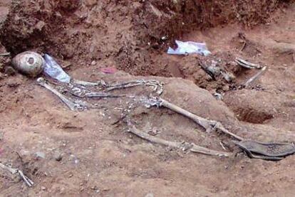 Las excavaciones en la fosa común de Cazalla de la Sierra han descubierto los primeros restos de fusilados que corresponden a ocho personas.