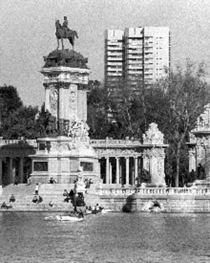 La torre de Valencia (al fondo), vista desde el Retiro.