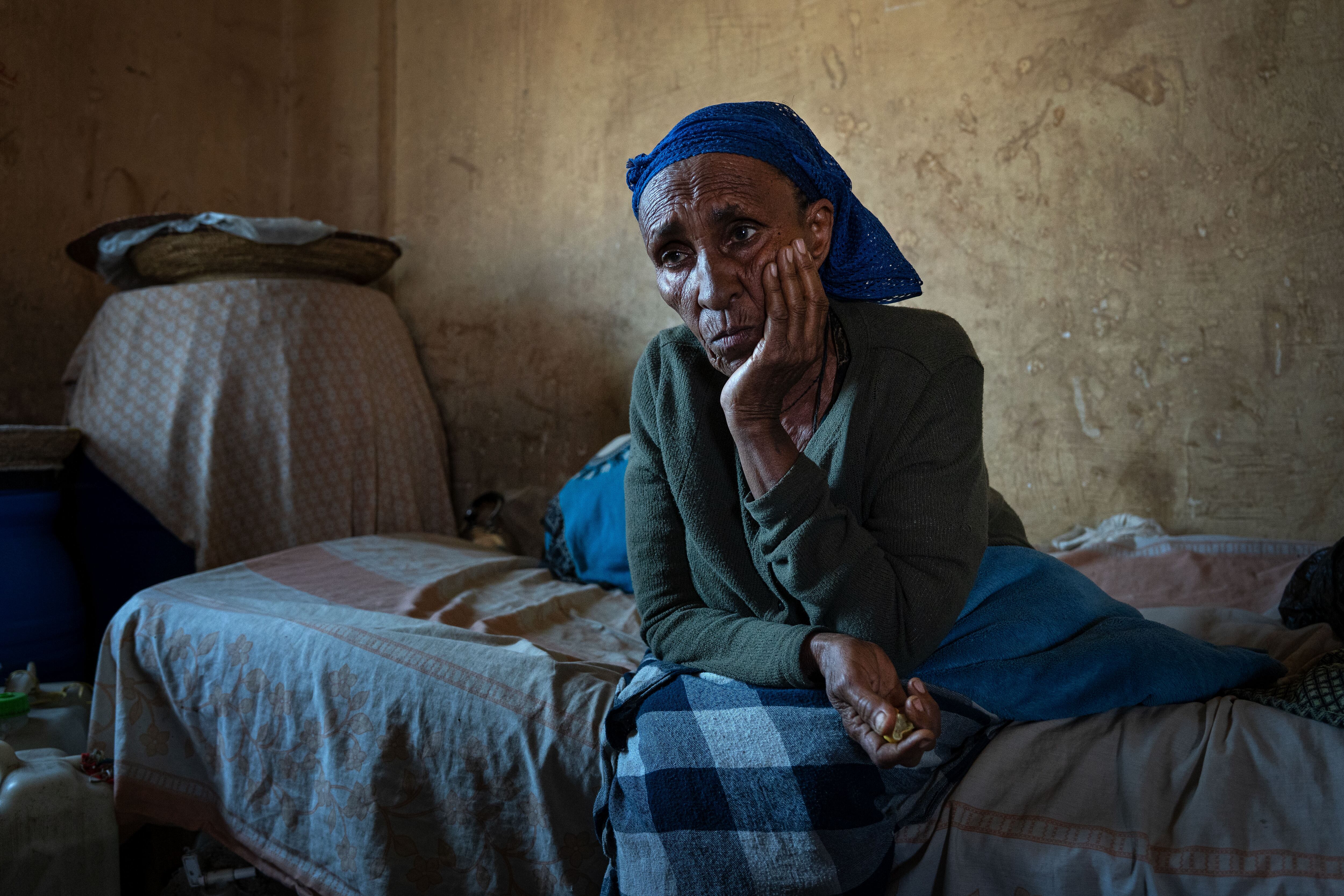 Genet Araya, de 65 años, sentada en su cama del Haki IDP Center donde vive desde el 17 de octubre de 2022, habla del impacto de la parada de USAID allí, el 23 de marzo de 2025.