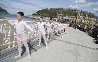 Día Internacional de la Danza en la barandilla de la Concha, San Sebastián.