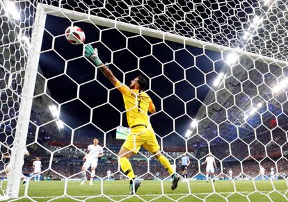 El portero de Portugal Rui Patricio no consigue para el balón lanzado por Edinson Cavani.