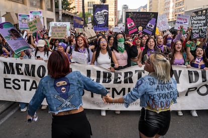 Mujeres marchan al frente del contingente.