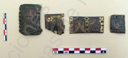 Piezas de bronce con motivos heráldicos halladas en Montiel.