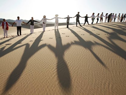 Un grupo de personas a la afueras de Ciudad Juárez, Mexico.