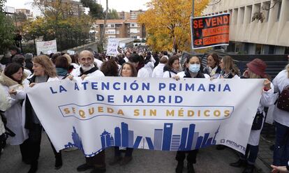 Médicos de atención primaria se manifiestan frente a la Gerencia de Atención Primaria de la Comunidad, este lunes.
