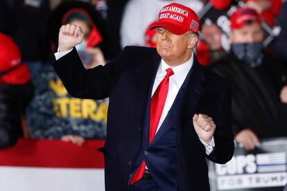 El presidente de EE UU, Donald Trump, baila sobre el escenario tras su intervención en un acto de campaña en Wisconsin (EE UU).