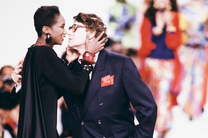 Yves Saint Laurent y la Katoucha Niane en las pasarelas parisinas en 1989.