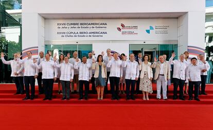 Los 22 países de la Comunidad Iberoamericana de Naciones celebran este viernes y sábado en República Dominicana una cumbre que ultimará cuatro instrumentos elaborados por las distintas delegaciones. En la imagen, cancilleres posan para la foto oficial durante una reunión en la XVIII Cumbre Iberoamericana. 