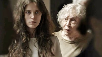 Las actrices Bianca Bin y Nathalia Timberg en una escena de la novela 'Al otro lado del paraíso'