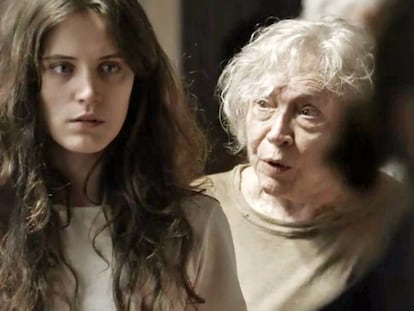 Las actrices Bianca Bin y Nathalia Timberg en una escena de la novela 'Al otro lado del paraíso'