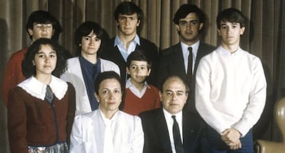 Marta Ferrusola y Jordi Pujol, junto a sus siete hijos (de izquierda a derecha: Mireia, Oriol, Marta, Josep, Oleguer, Jordi y Pere).