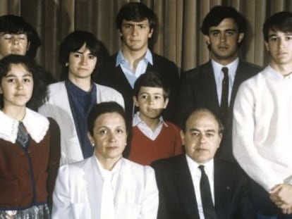 Marta Ferrusola y Jordi Pujol, junto a sus siete hijos (de izquierda a derecha: Mireia, Oriol, Marta, Josep, Oleguer, Jordi y Pere).