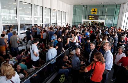 Manifestantes bloquean una de las entradas del aeropuerto de Barcelona