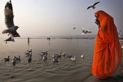 Una mujer hindú reza en las orillas del río Ganges en Allahabad (India).