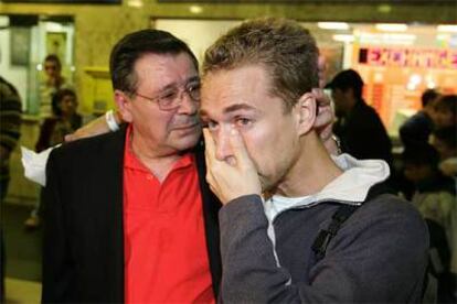 Carlos, un turista madrileño, no ha podido evitar su emoción tras su llegada al aeropuerto de Barajas.