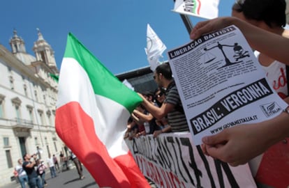 Miembros del movimiento Italia Joven se manifiestan frente a la Embajada de Brasil en Roma