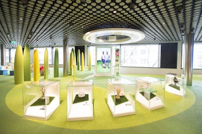 Vista general de una de las salas de exposiciones durante el preestreno del Museo del Fútbol Mundial de la FIFA en Zürich (Suiza).