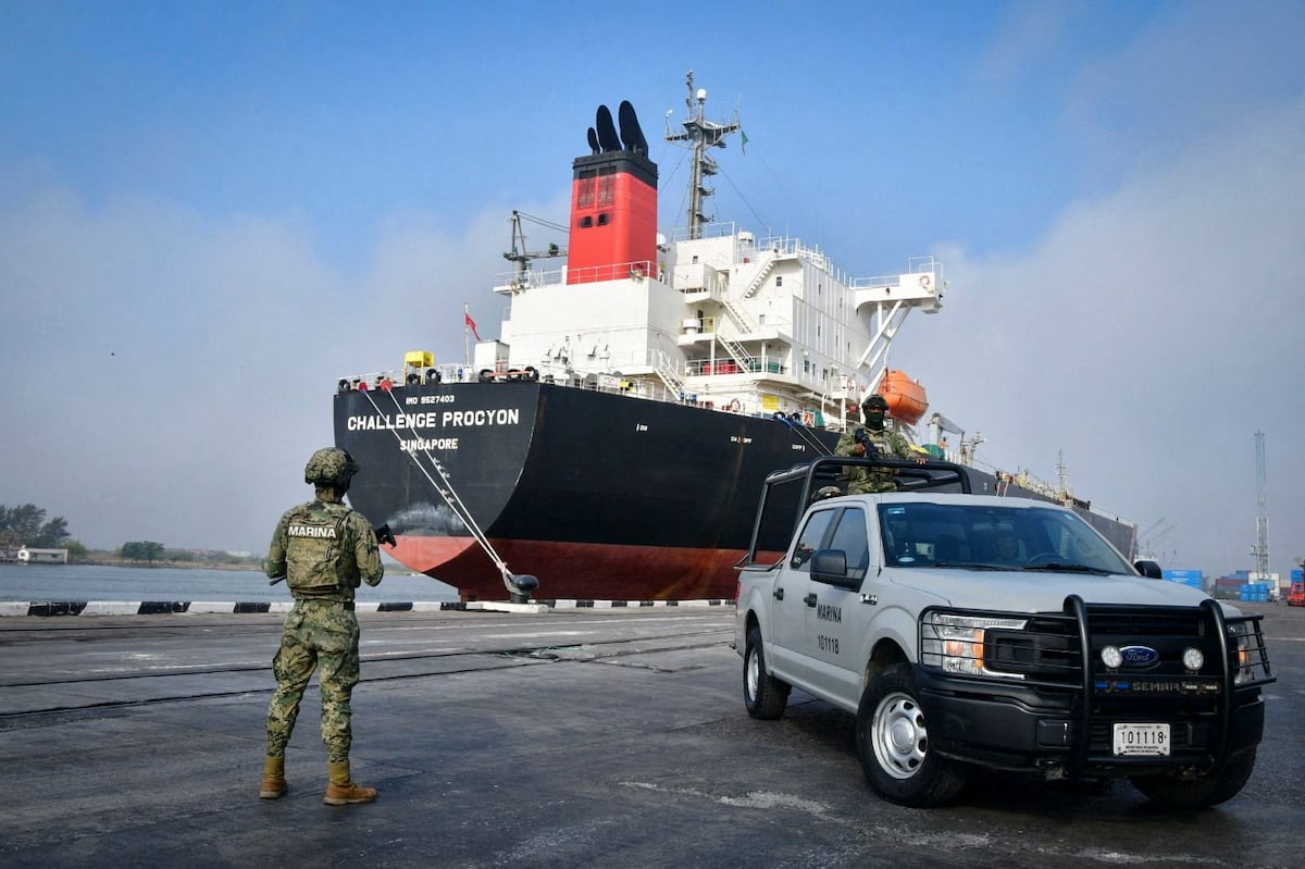 Las dos versiones del huachicol: del robo en ductos al fraude en aduanas | EL PAÍS México