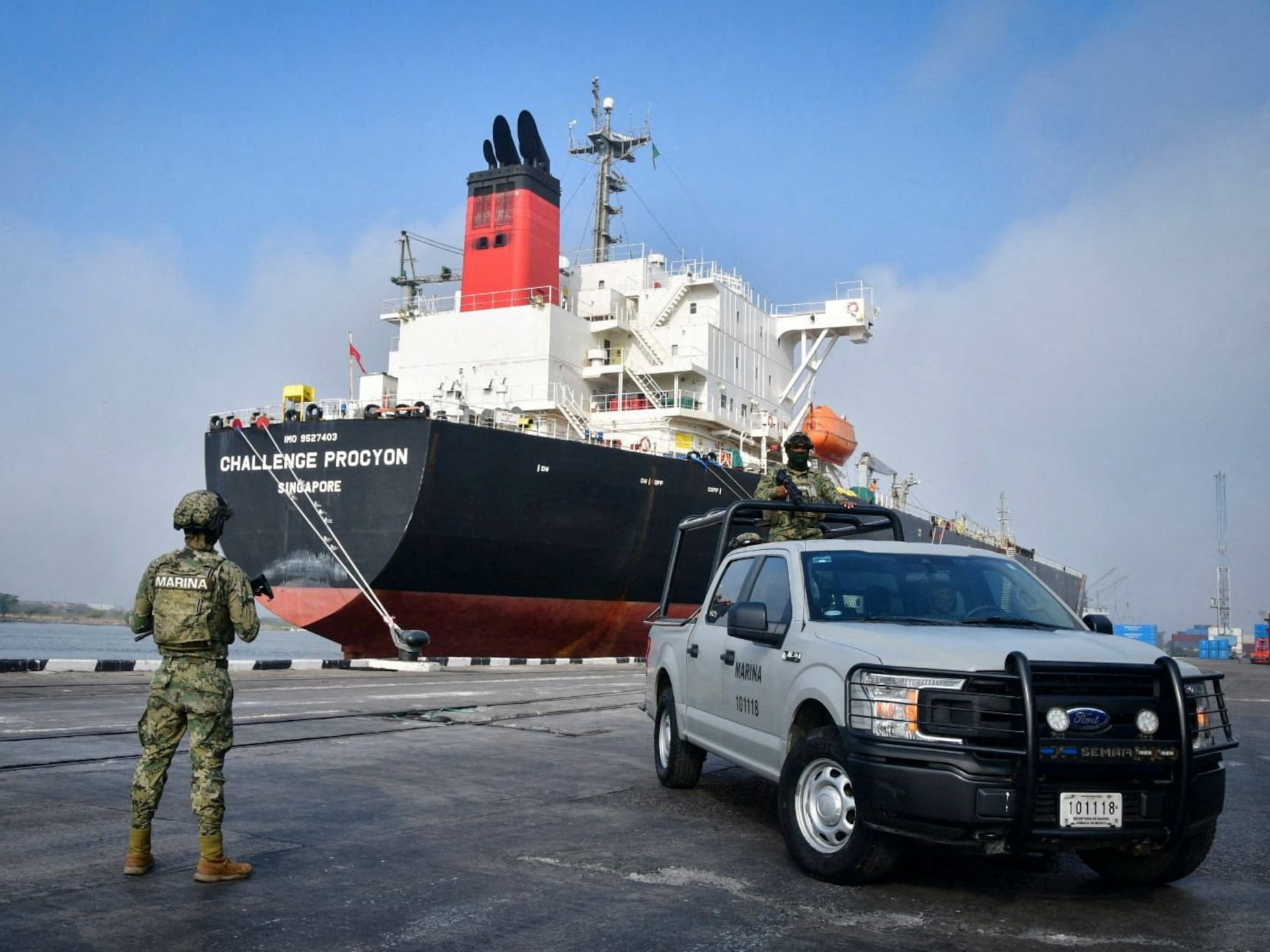 Las dos versiones del huachicol: del robo en ductos al fraude en aduanas | EL PAÍS México