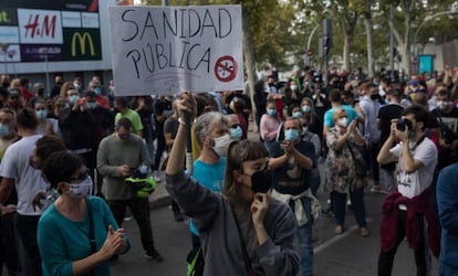 Concentración este domingo frente a la Asamblea de Madrid contra las medidas de restricción en las zonas sanitarias.