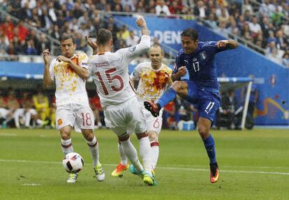 Sergio Ramos, Jordi Alba i Iniesta davant d'un xut de la selecció d'Itàlia.