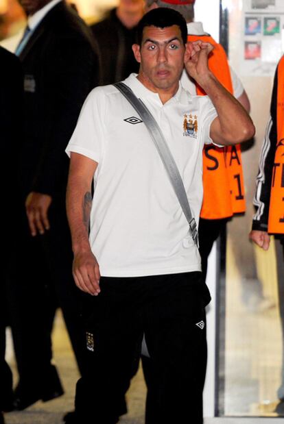 Carlos Tévez abandona el estadio de Múnich, donde rechazó saltar al campo durante el partido Bayern-Manchester City.