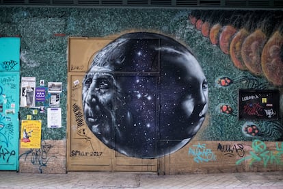 Fachada de entrada al espacio autogestionado La Traba, en el Paseo de las Delicias en Madrid.
