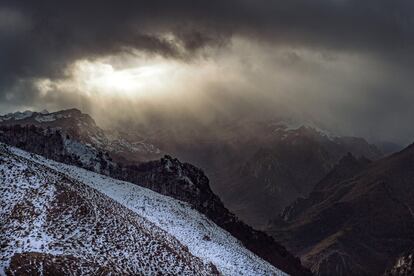 Los valles y montañas de Somiedo ofrecen escenarios espectaculares, con su juego de luz, nubes y cumbres nevadas.