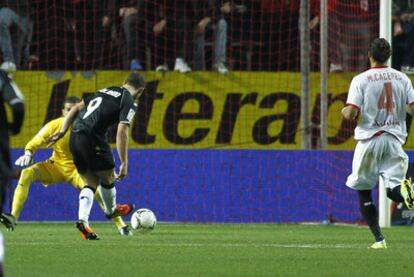 Soldado, en el momento de conseguir de un buen disparo el gol del equipo valencianista.