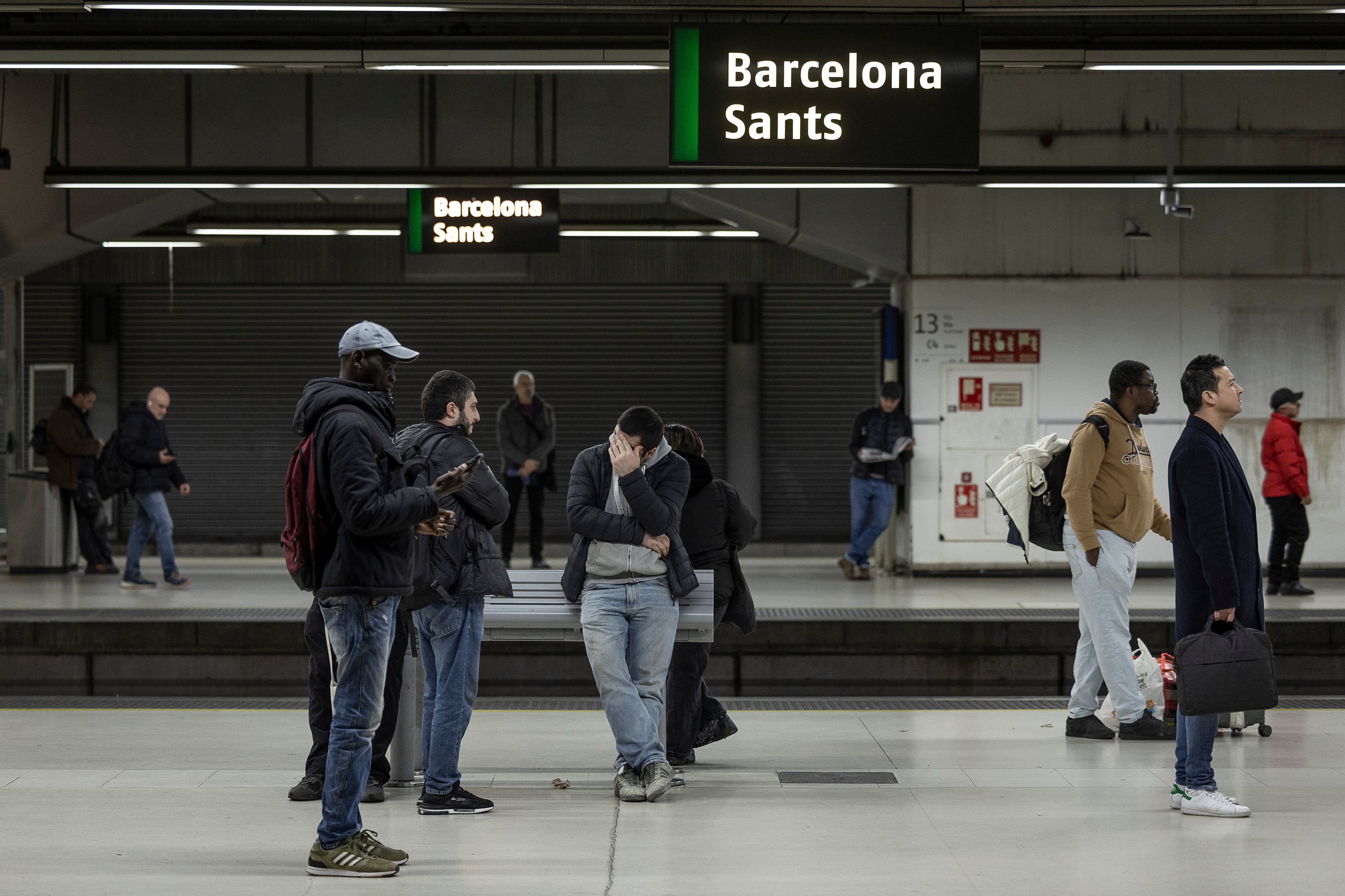Usuarios de Rodalies esperan en un andén de la estación de Sants, este martes, primer día de teórica vuelta a la normalidad tras el accidente de Gelida.