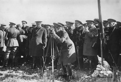 Alfonso XIII, en el centro, junto al Primer Ministro Miguel Primo de Rivera, a la izquierda, en una prueba de armas químicas (gas mostaza) en la Marañosa, Madrid, el 16 de noviembre de 1929.