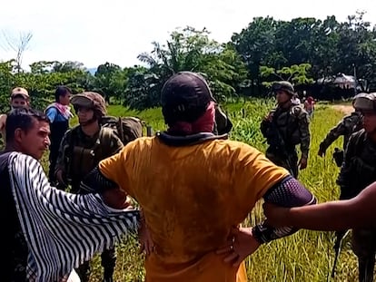 Cocaleros forman cadena humana para evitar el paso de militares en Tibú, Colombia.