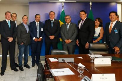 O gaúcho Elton Rohnelt é o terceiro da esquerda para a direita.