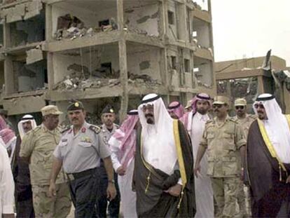 Los noventa: rebelión contra el rey saudí. Bin Laden rompe con la familia real saudí, que alberga tropas estadounidenses en territorio sagrado para los musulmanes, y denuncia su corrupción. Los atentados comienzan a sucederse en el reino.