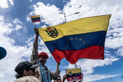 Un venezolano agita una bandera en el puente internacional Simón Bolívar durante la reapertura de la frontera.